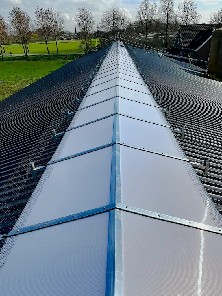 Mounted roof with skylight from the outside