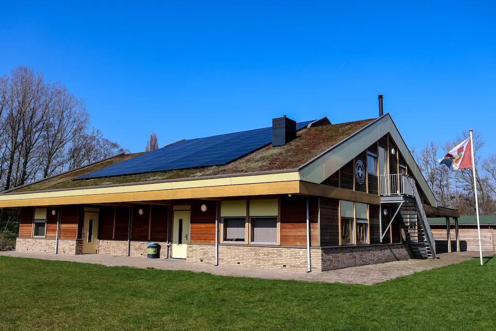 Renovated roof with moss sedum in Vlaardingen (first clubhouse)