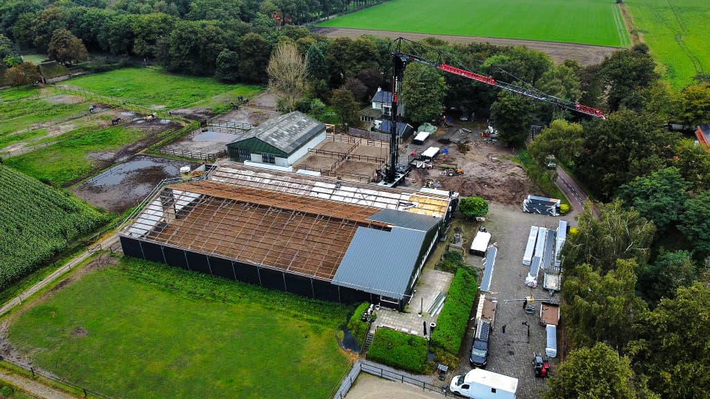 Roof renovation of asbestos removal, roof installation and airlight system for project in Teteringen
